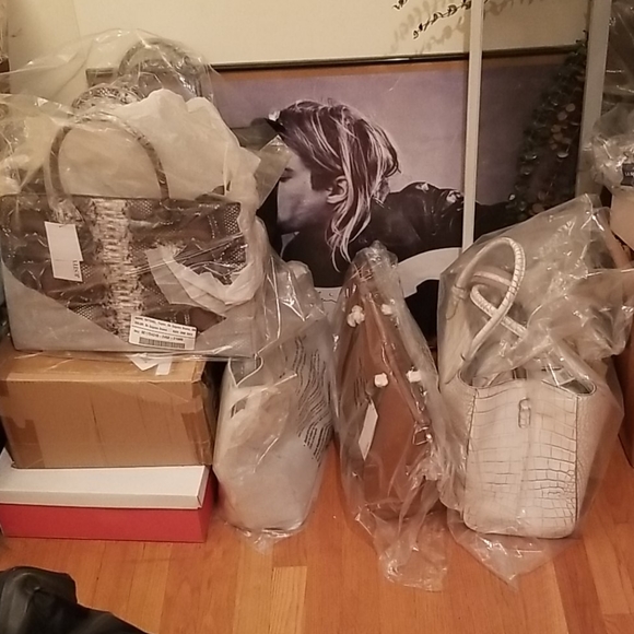 Bags,Clothing, accessories, jewelry, perfume, shoe - Picture 13 of 17